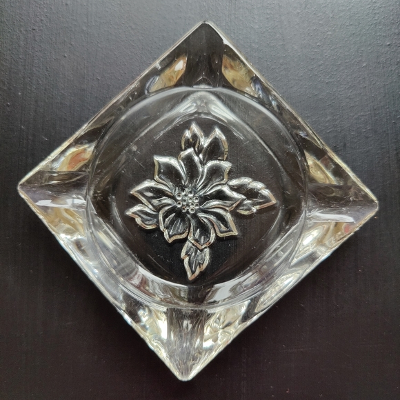 Clear glass vintage ashtray with a poinsettia motif - Picture 3 of 5